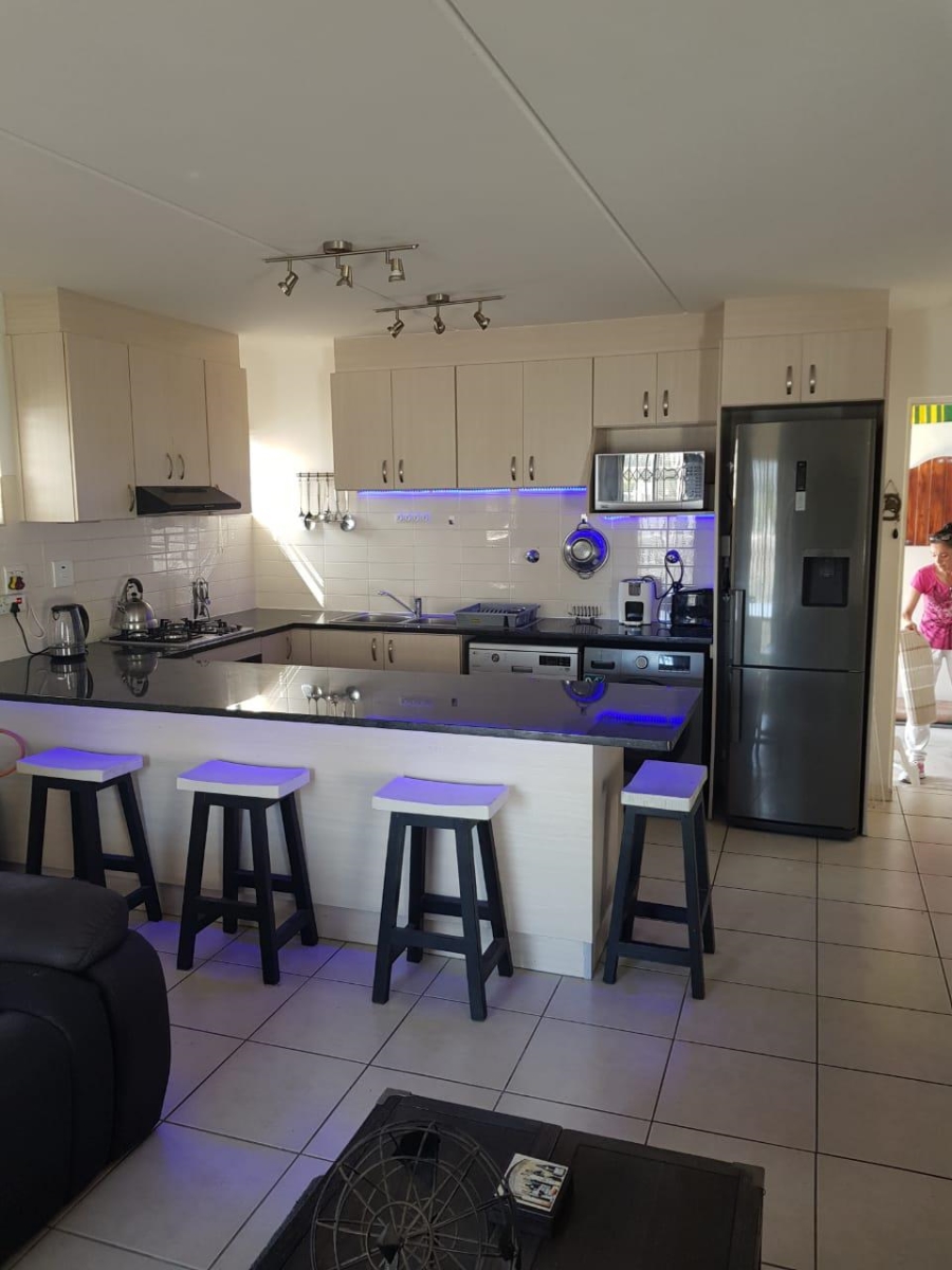 To Let 2 Bedroom Property for Rent in Burgundy Estate Western Cape